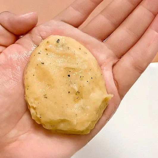 Basahi tangan dengan sedikit air, ambil sekitar adonan, bentuk bulat pipih seperti nugget. Susun adonan di atas loyang yang telah dialasi dengan kertas baking.