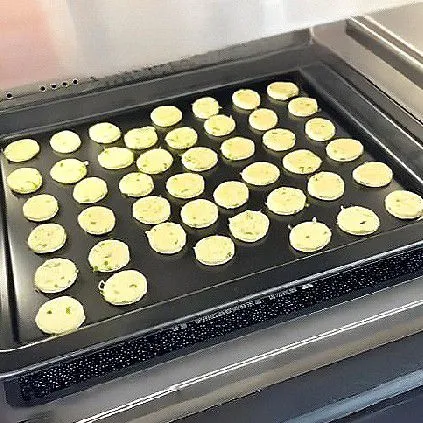 Panggang dalam oven yang telah dipanaskan sebelumnya pada suhu 175°C selama 12 menit atau hingga bagian bawah berubah warna menjadi kecokelatan dan renyah.