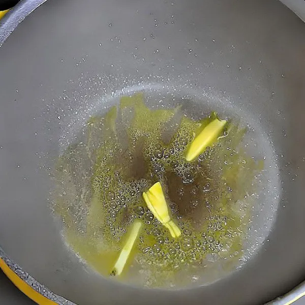 Panaskan wajan, lalu lelehkan mentega.