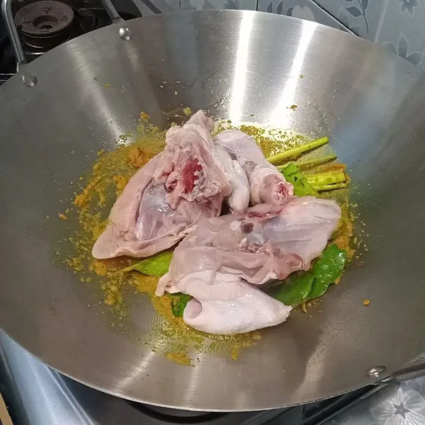 Masukkan ayam, lalu aduk-aduk hingga tercampur merata.