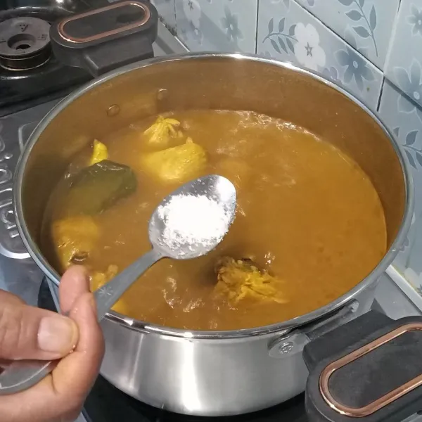 Bumbui dengan garam, kaldu bubuk, gula pasir, dan penyedap rasa. Masak sampai ayam matang.