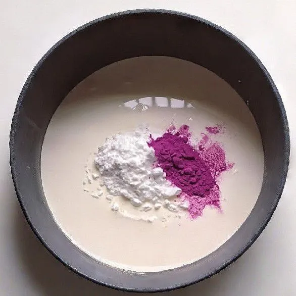 Tambahkan bubuk ubi ungu, aduk hingga rata.