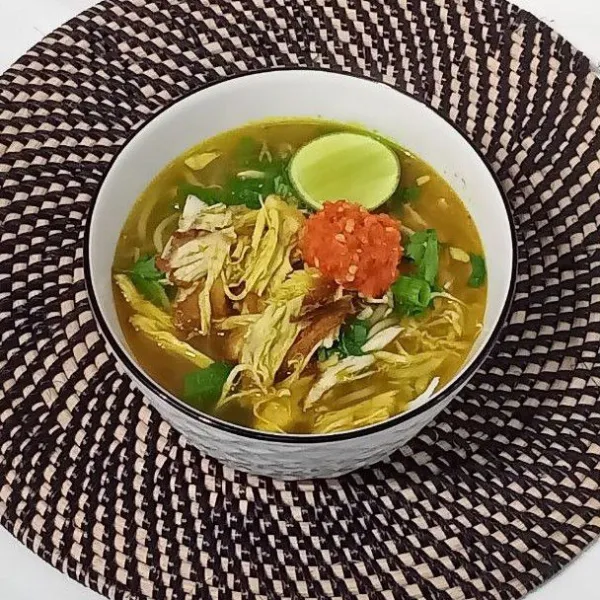 Siram dengan kuah, lalu tambahkan perasan jeruk nipis dan sambal.