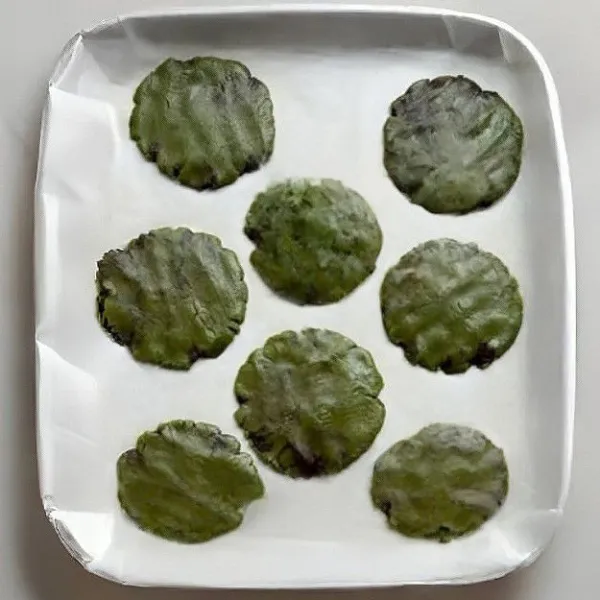 Letakkan di atas loyang, tekan perlahan membentuk kukis pipih. Susun semua di loyang beralas kertas panggang. Panaskan oven terlebih dahulu pada suhu 160°C. Panggang cookies selama 15 menit.