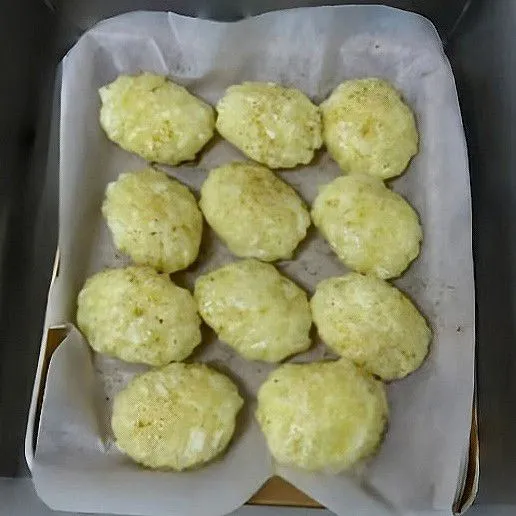 Bagi adonan menjadi 10 bagian, lalu bentuk adonan menjadi bulat pipih. Letakkan di atas loyang, olesi permukaan dan bagian bawah setiap kue dengan sedikit minyak.