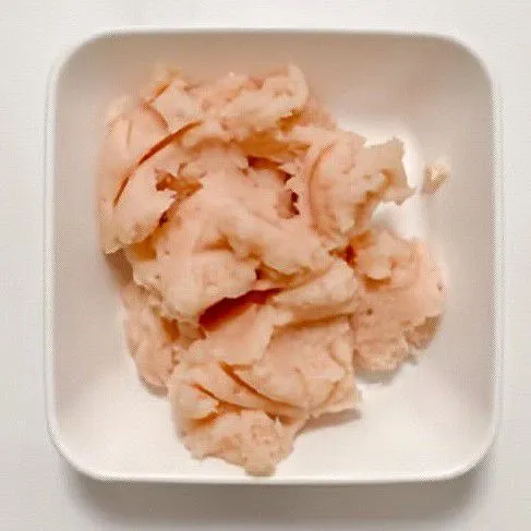 Haluskan daging ayam menggunakan blender hingga menjadi adonan lembut.