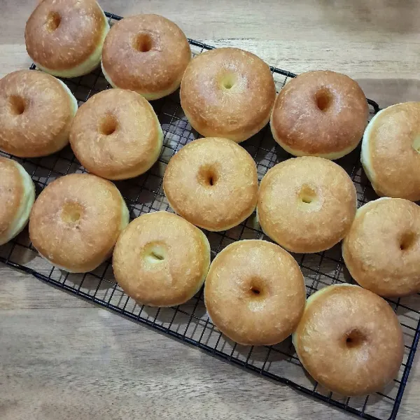 Celupkan donat tape singkong dengan glaze donat ataupun taburi dengan gula dingin khusus untuk donat jika suka dan sajikan!