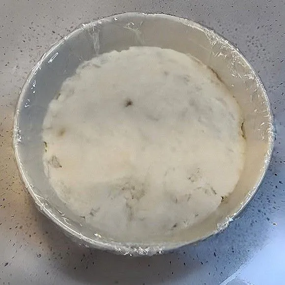 Haluskan yam yang telah dikukus. Tambahkan susu kental manis dan aduk rata hingga menjadi bubur halus. Tuang adonan yam ke dalam mangkuk hingga penuh, ratakan.