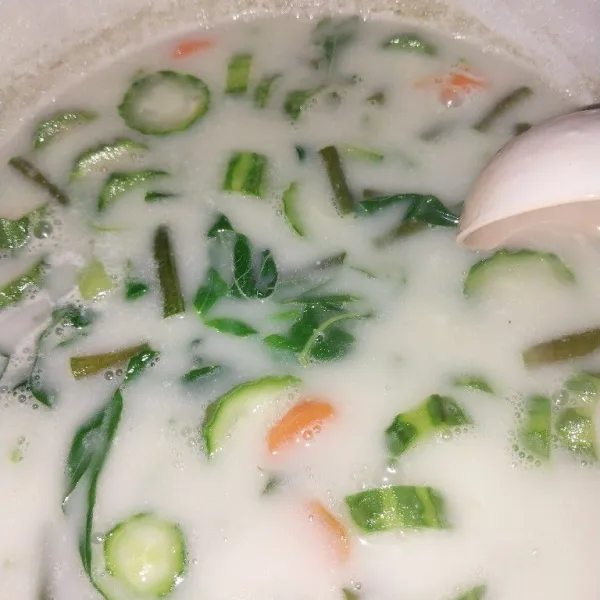 Bumbui dengan santan, garam, dan penyedap rasa. Aduk sampai rata