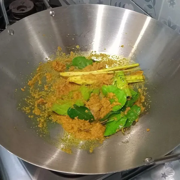 Masukkan lengkuas, daun jeruk, daun salam, dan juga serai.