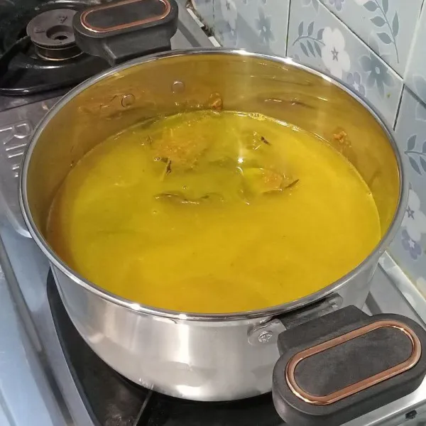Setelah merata, pindahkan ayam dan bumbu ke dalam panci dan tuangkan air secukupnya.