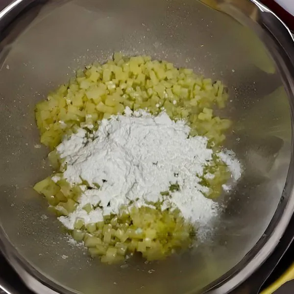 Matikan kompor, lalu tambahkan tepung maizena dan garam halus. Aduk rata hingga adonan menyatu.