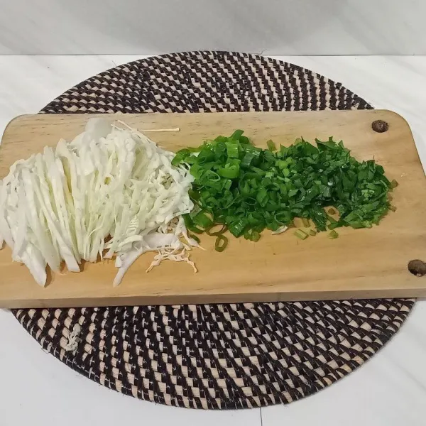 Iris-iris kol, daun bawang, dan seledri.