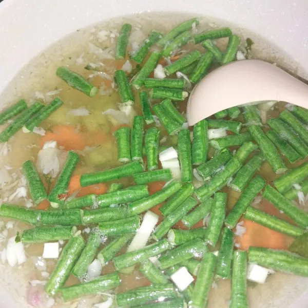 Masukan bumbu halus beserta dengan wortel, kacang panjang, dan labu siam.