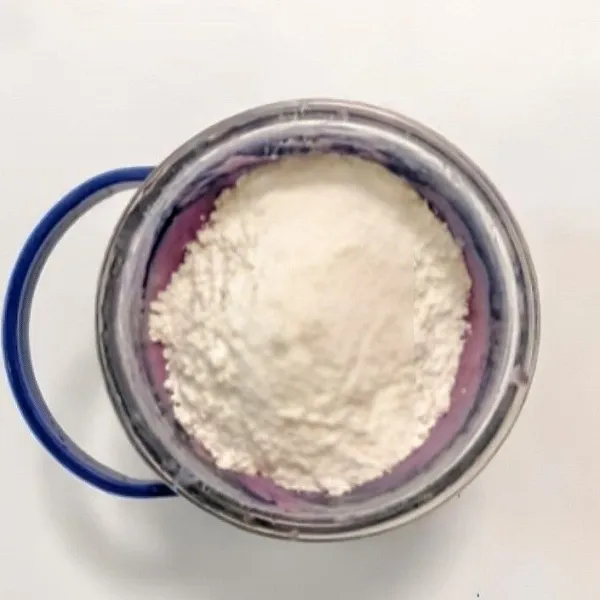 Tambahkan tepung terigu rendah protein ke dalam adonan ubi halus. Aduk hingga semua bahan tercampur rata.