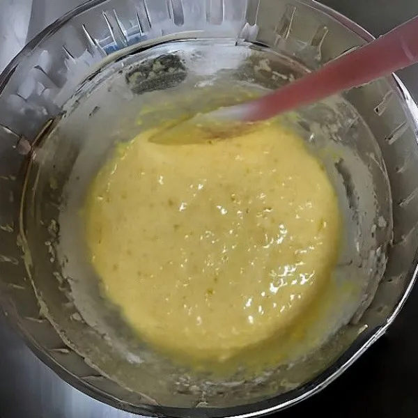 Aduk rata menggunakan spatula sehingga tidak ada tepung kering yang tersisa.