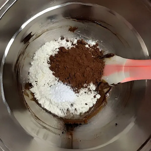 Tambahkan tepung terigu rendah protein, cokelat bubuk, tepung maizena, dan baking powder. Aduk hingga menjadi adonan yang bisa dipulung. Bagi adonan cokelat menjadi 15 bagian, lalu bentuk menjadi bulat. Sisihkan.