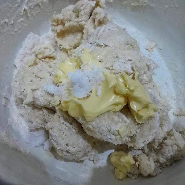 Tambahkan mentega dan garam halus.