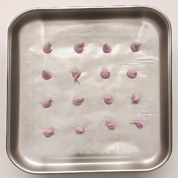 Masukkan adonan ke dalam piping bag. Semprotkan adonan di atas loyang yang telah dialasi baking paper, bentuk bulat kecil seukuran kacang tanah.
