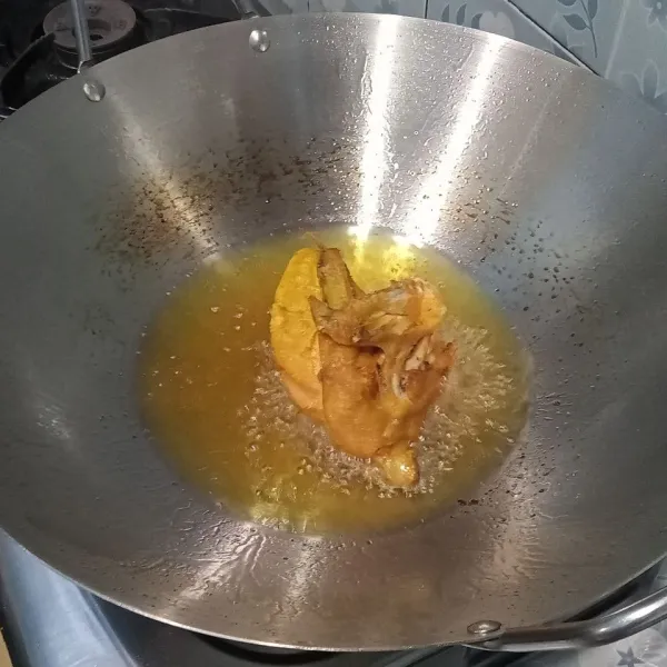 Setelah ayam matang, goreng hingga kecokelatan, lalu angkat dan diamkan hingga dingin, lalu suwir-suwir sesuai selera.