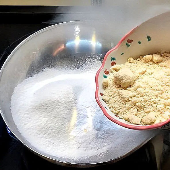 Ayak tepung terigu ke dalam wadah besar. Tambahkan garam dan gula halus ke dalam tepung, aduk hingga rata.