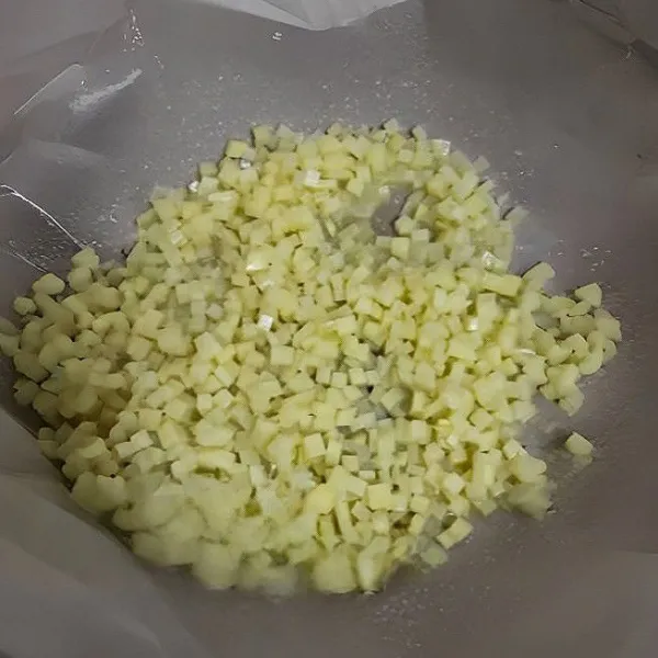 Tumis kentang selama 3–4 menit hingga agak lunak.
