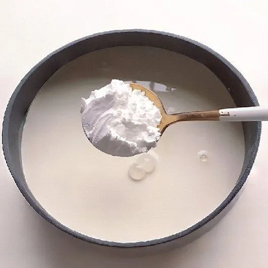 Campurkan susu cair, whipped cream, gula, dan tepung maizena ke dalam panci. Aduk rata.