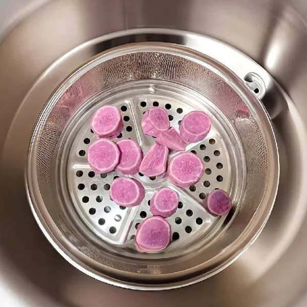 Kukus ubi ungu hingga matang dan empuk.