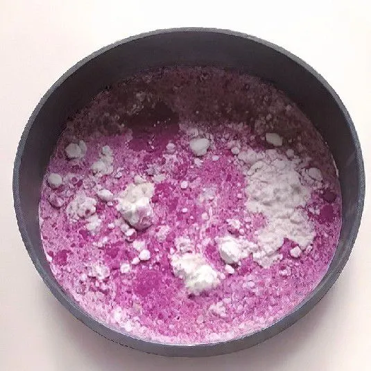 Masak dengan api kecil sambil terus diaduk hingga mengental dan mendidih. Matikan api dan biarkan hangat.