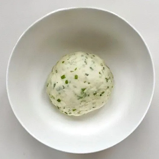 Tutup adonan dengan plastik wrap, lalu diamkan adonan selama ±1 jam hingga mengembang 2 kali lipat.