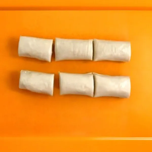 Gulung 1 lembar kulit pastry, potong menjadi beberapa bagian dan tekan-tekan hingga berbentuk bulat kecil.