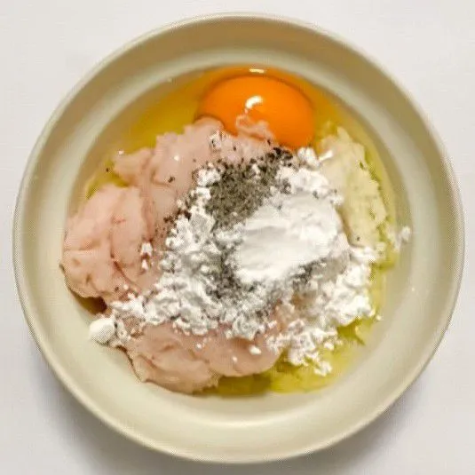 Campurkan kentang halus, daging ayam halus, 1 butir telur, tepung maizena, lada bubuk, dan kaldu jamur bubuk instan ke dalam satu wadah. Aduk rata.