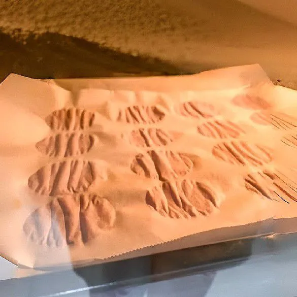 Panaskan oven selama 10 menit, lalu panggang pada suhu 110°C selama 30 menit hingga kering dan renyah.