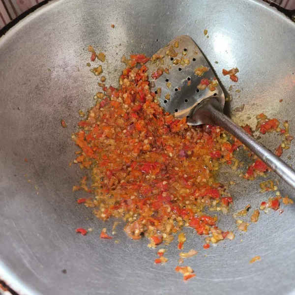 Tumis bumbu halus sampai harum dan matang.
