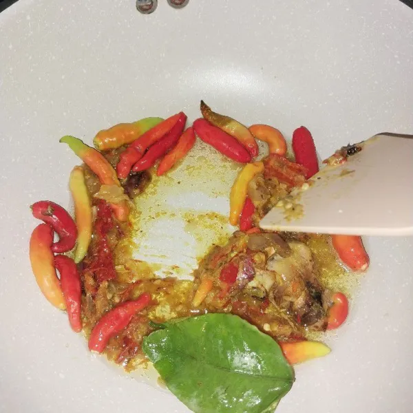 Tumis kunyit, cabe rawit, bawang merah, dan bawang putih sebagai bumbu yang sudah di haluskan hingga harum.