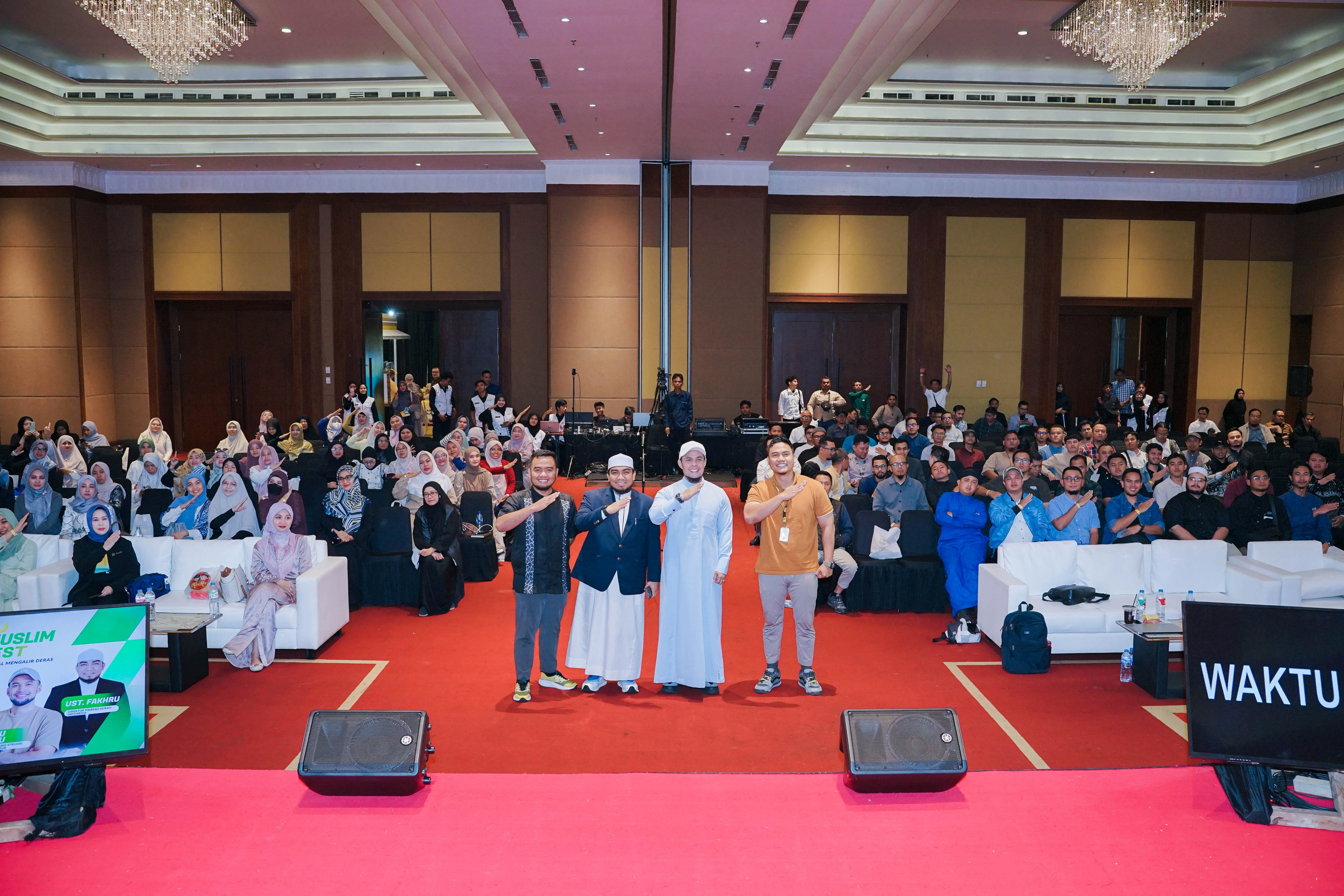 Mulai dari pelaku usaha pemula hingga yang sudah memiliki puluhan cabang, semua hadir dengan semangat untuk meningkatkan kualitas bisnis mereka agar makin cuan dan berkah. Tidak hanya menjadi wadah berbagi pengalaman, event ini juga memberikan ruang bagi para peserta untuk bertemu langsung dengan mentor-mentor hebat.