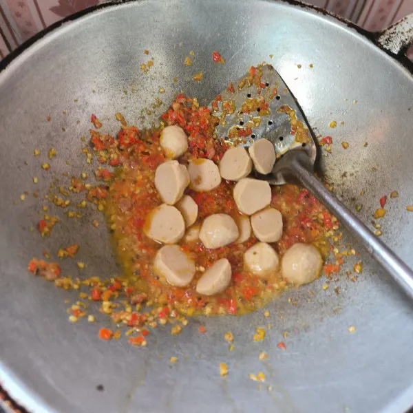 Masukkan bakso dan tumis sebentar.