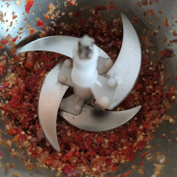 Haluskan bawang merah, bawang putih, dan cabe dengan chopper.