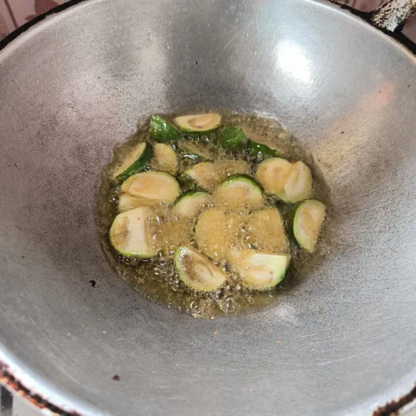 Cuci bersih, lalu potong-potong terong dan goreng sebentar hingga layu. Angkat dan tiriskan.
