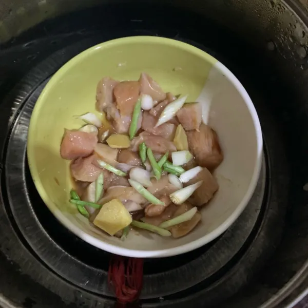 Kukus ayam sampai matang