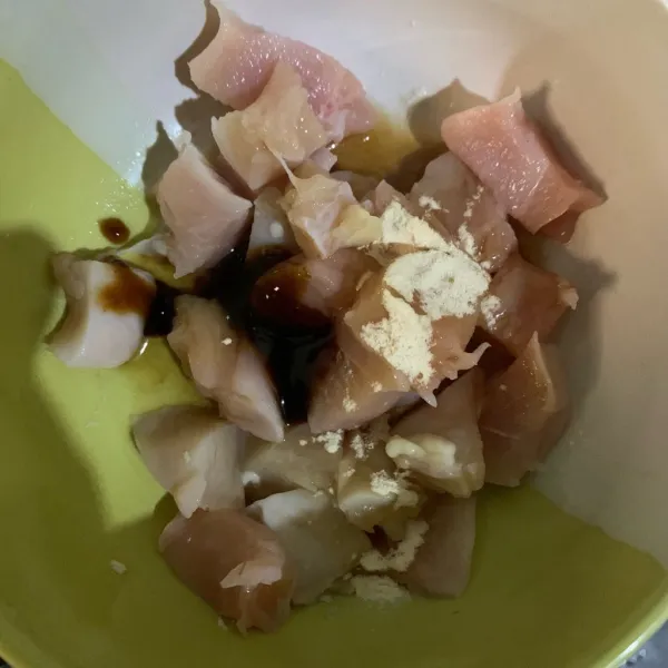 Beri kecap inggris, saos tiram, lada, dan bawang putih bubuk. Beri sedikit demi sedikit garam sambil cek rasa