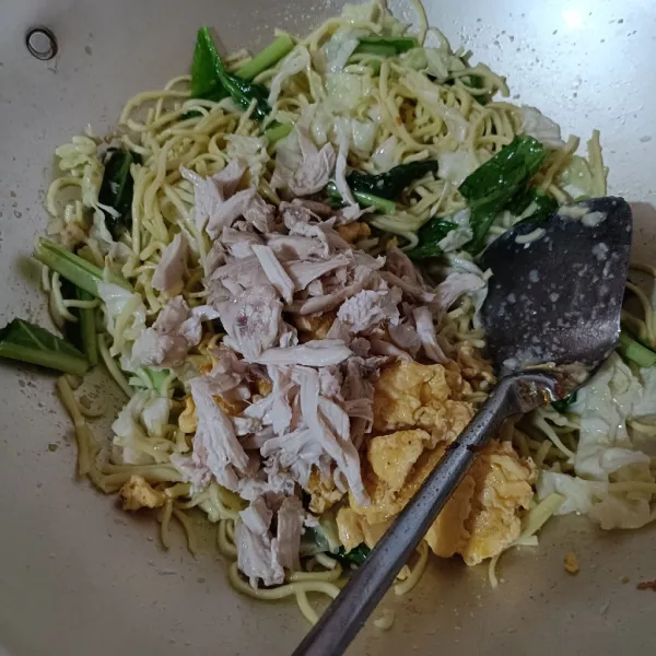 Masukkan ayam Suwir dan telur orak - arik