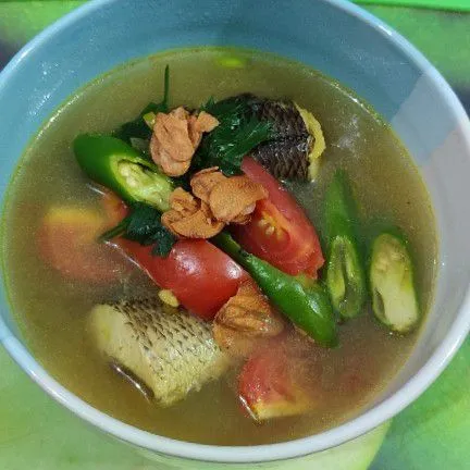 Sajikan dalam mangkuk, taburi bawang goreng dan siap dihidangkan.