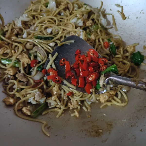 Lalu masukkan irisan cabe rawit, aduk rata