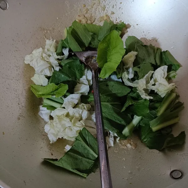 Masukkan kol dan sawi, oseng rata