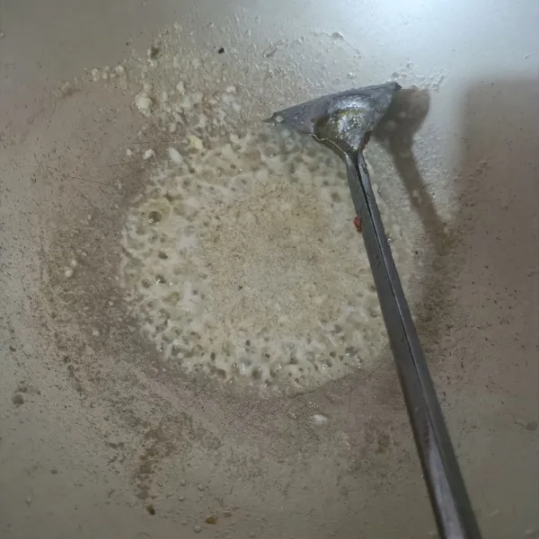Tumis bumbu halus sampai matang dan wangi