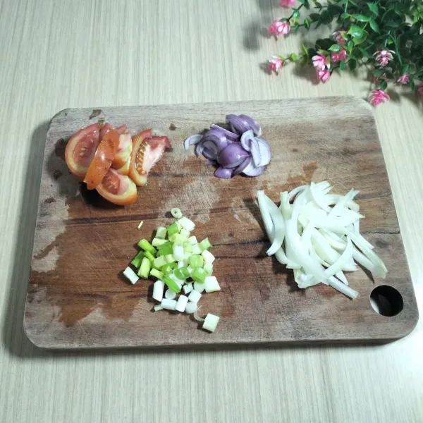 Kemudian iris semua perbumbuan yang sudah di cuci bersih