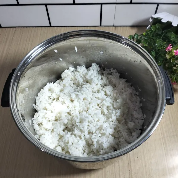 Siapkan nasi yang sudah di beri garam dan kaldu bubuk