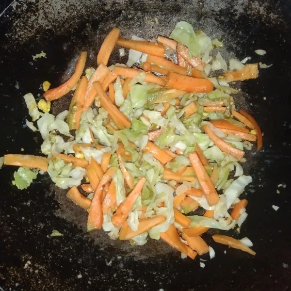 Lalu masukkan wortel aduk-aduk hingga matang beri sedikit air agar wortel matang sempurna