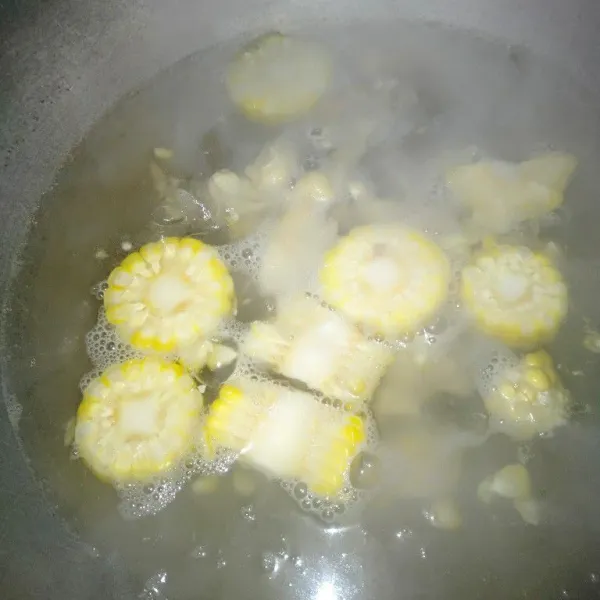 Masukkan jagung manis yang sudah di iris-iris sebelumnya.